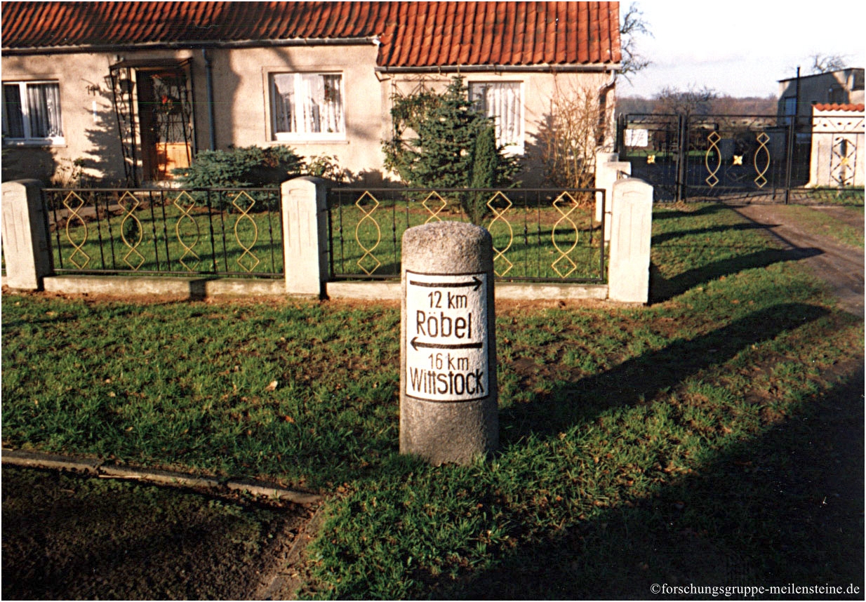 Mecklenburg-Schweriner Rundsockelstein Wredenhagen